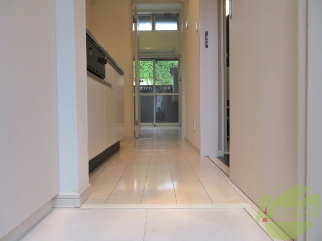 玄関　玄関からのお部屋です。白を基調に作られているので綺麗です。