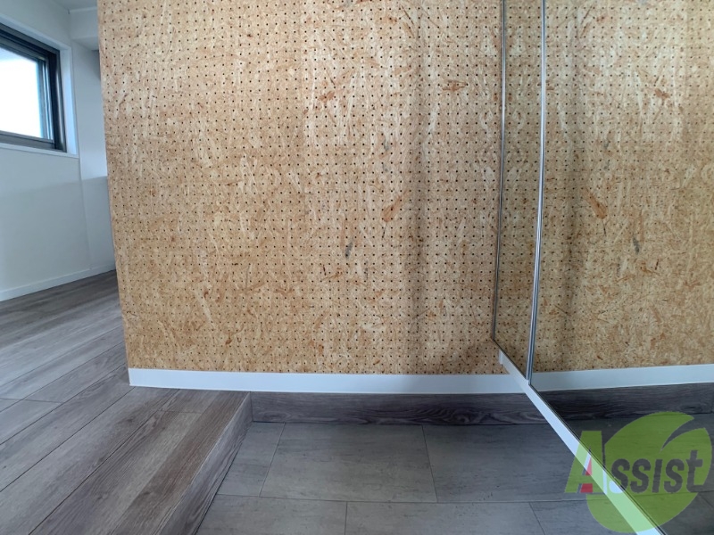 玄関　玄関から撮影しました。敷居が高くなくて安心ですね。