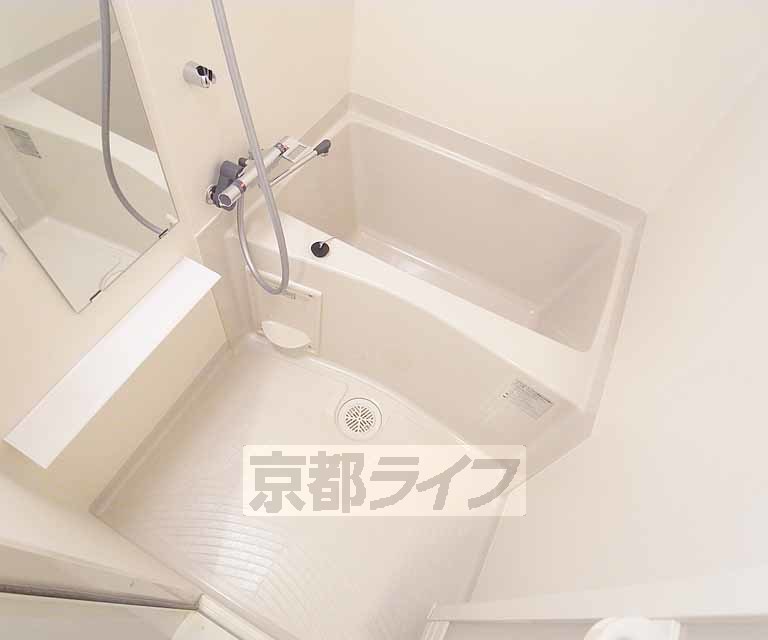 バス・シャワールーム　清潔感のあるバスルームです。