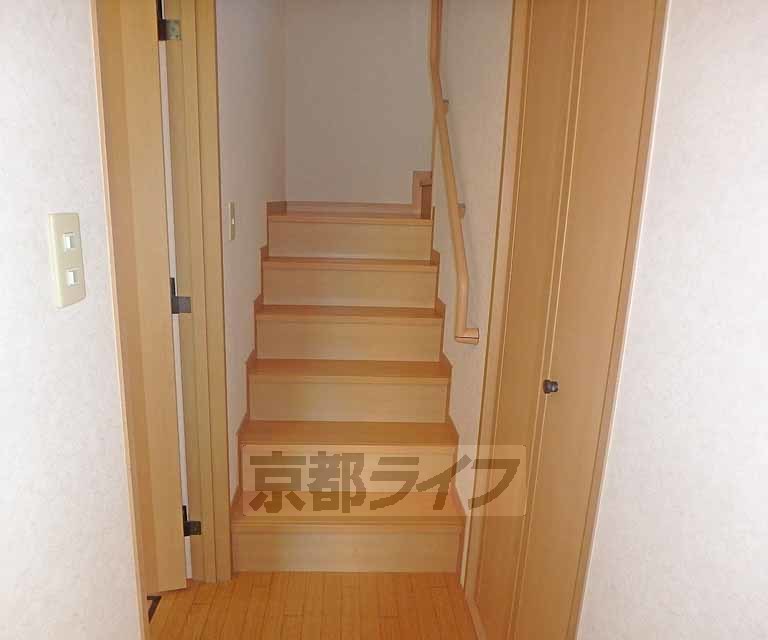その他部屋・スペース　階段に手すりあります。