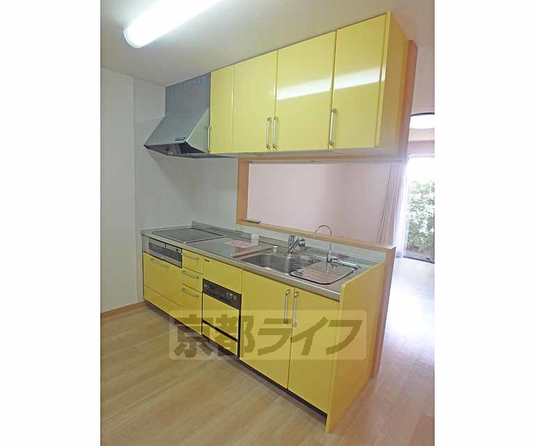 キッチン　ビタミンカラーのイエローが鮮やかなキッチンです。収納も...