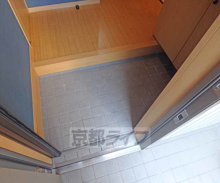 玄関　タイル張りの玄関です。玄関収納があるのですっきりとお使...