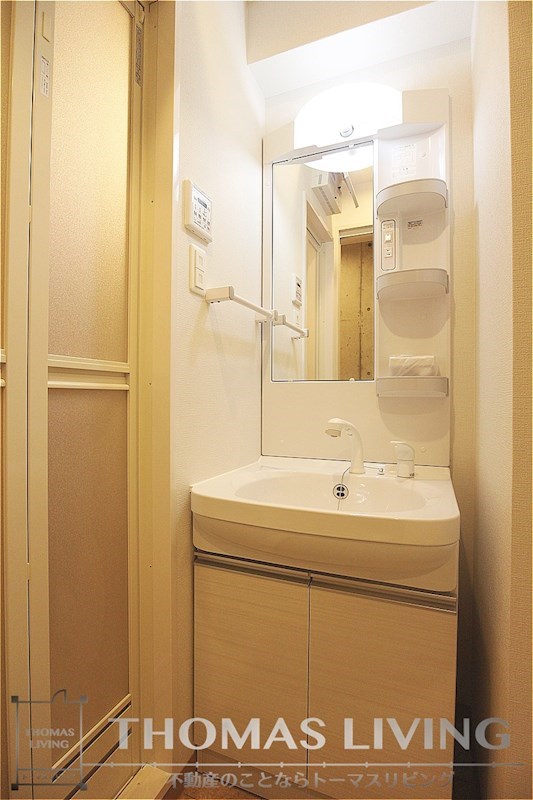 洗面設備　収納が付いているタイプの洗面だになります。