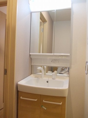 洗面設備　明るい洗面所です