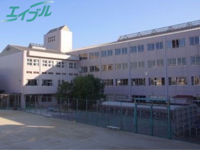 中学校　四日市市立中部中学校（中学校）まで268m