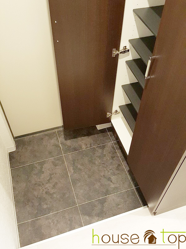 玄関　天井高まであるシューズボックスなので靴やブーツも収納可能♪