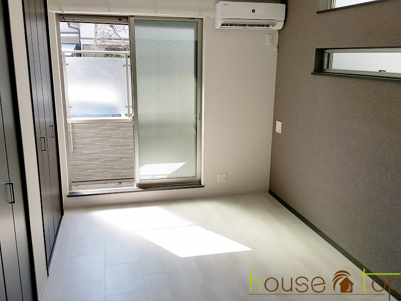 居室・リビング　南向き！2面採光で日当り良好！壁紙はオシャレなデザインクロス