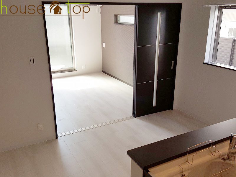 居室・リビング　リビングと洋室の扉は可動式扉なので開けておけば広く使えます♪