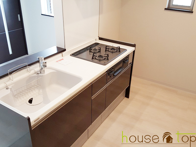 キッチン　カウンターキッチン！3口コンロ付システムキッチン！窓も有り