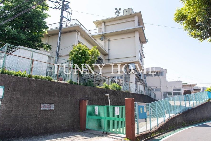 小学校　世田谷区立砧小学校（小学校）まで368m