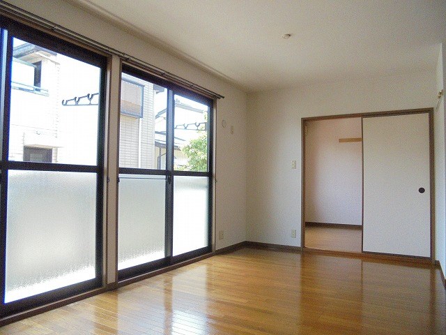 居室・リビング　写真は101号室です（参考）