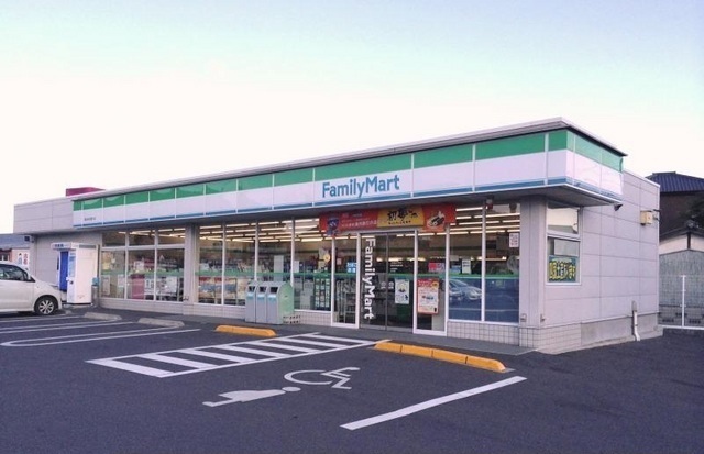 コンビニ　ファミリーマートさん（コンビニ）まで900m