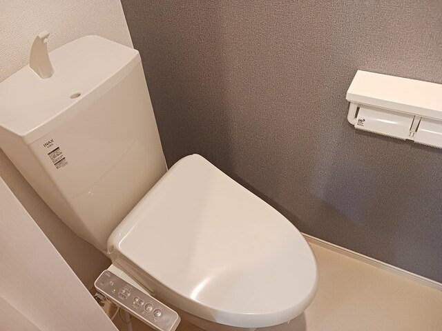 トイレ　落ち着いた色調のトイレです