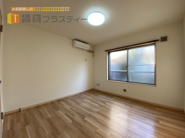 居室・リビング　一人なら十分な広さのお部屋です。