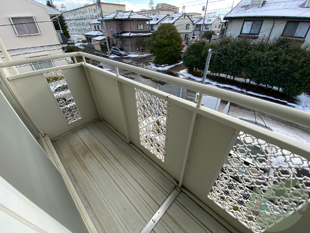 バルコニー　バルコニーは幅もしっかりあって洗濯物がはかどりそうですね。
