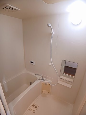 バス・シャワールーム　コンパクトで使いやすいお風呂です