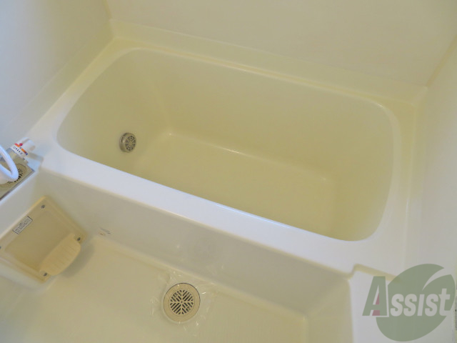 バス・シャワールーム　綺麗なお風呂で、気持ち良く浴槽に浸かれそうですね。