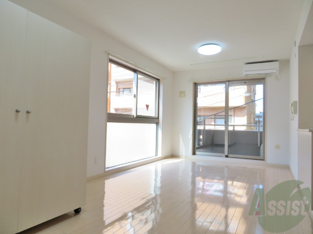 居室・リビング　窓が多くて陽当たりが良く、風通しが良さそうですね。