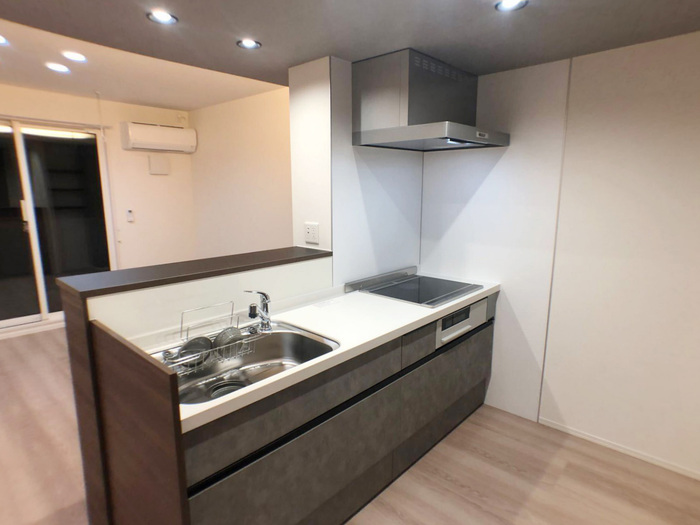 キッチン　対面システムキッチン（３口ビルトインIHヒーター）