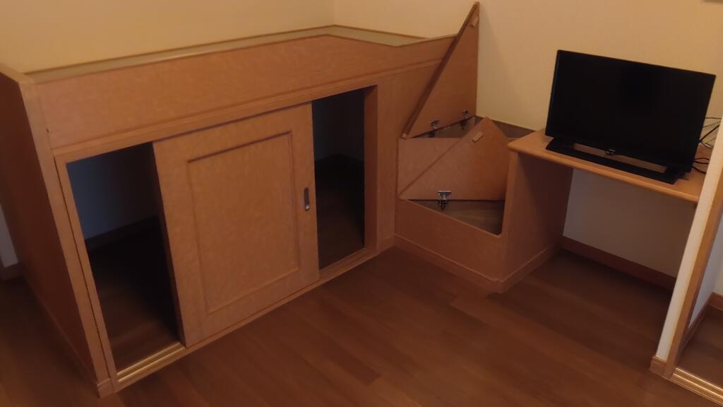 収納　備え付けベッド下も収納となっております