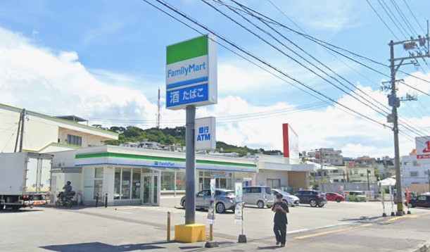 コンビニ　ファミリーマート豊見城ニュータウン店（コンビニ）まで625m