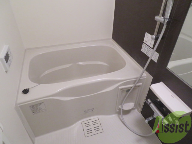 バス・シャワールーム　追い炊き機能に加え浴室乾燥機もついているので