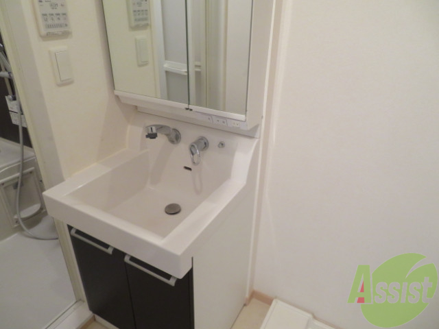 洗面設備　独立洗面台になっています。朝の身支度はこちらで。