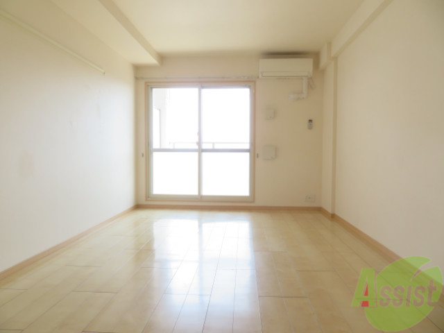 居室・リビング　陽当たりもよく白の壁紙を基調としているオシャレなお部屋です。