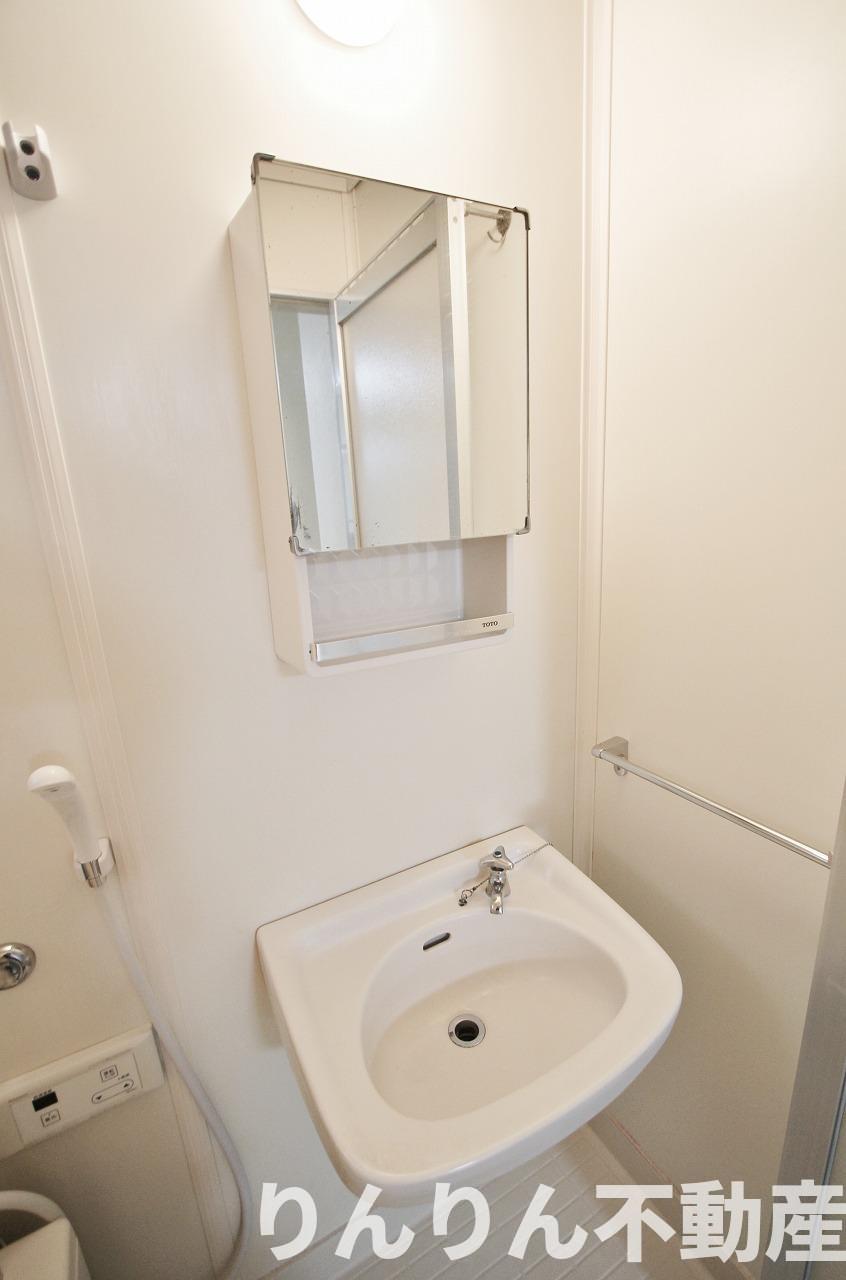 洗面設備　明るい洗面所です