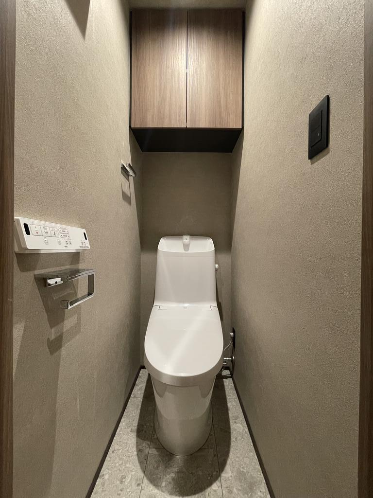 トイレ　家具はモデルルーム参考例です。反転タイプ