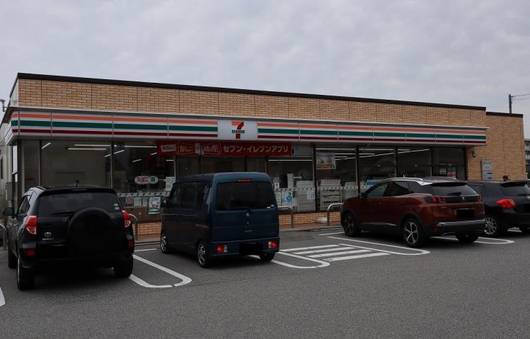 コンビニ　セブンイレブン（コンビニ）まで887m