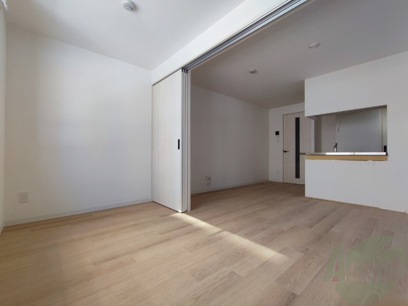 その他部屋・スペース　木目のフローリングは落ち着きのある印象のお部屋になりますね。