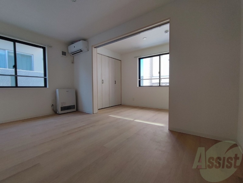 居室・リビング　広くてきれいなリビングです！快適に過ごせそうですね。