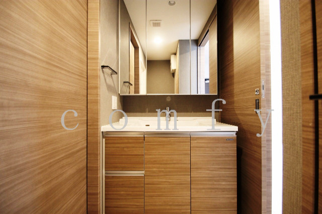 洗面設備　三面鏡になる独立洗面台