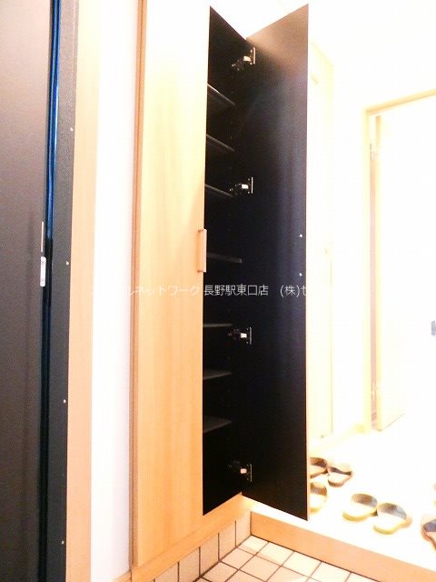 玄関　※写真は102号室です。（参考）