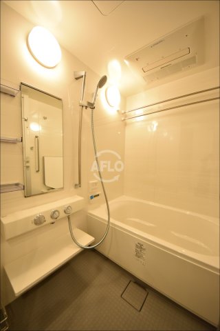 バス・シャワールーム　ローレルタワー御堂筋本町　浴室