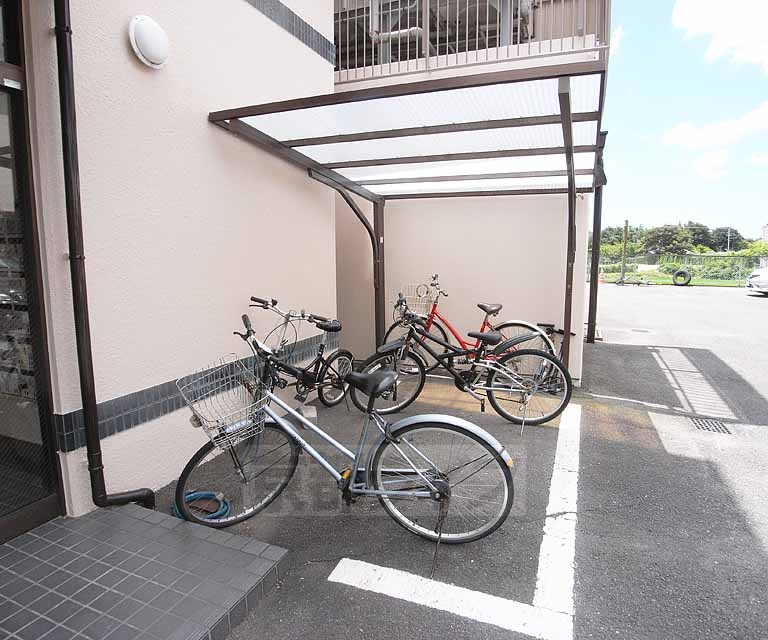 その他共有部分　屋根付きの駐輪場です。
