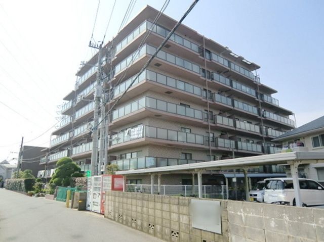 建物外観　高台に立地
