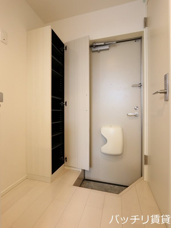 玄関　同型タイプの為、現状を優先いたします。