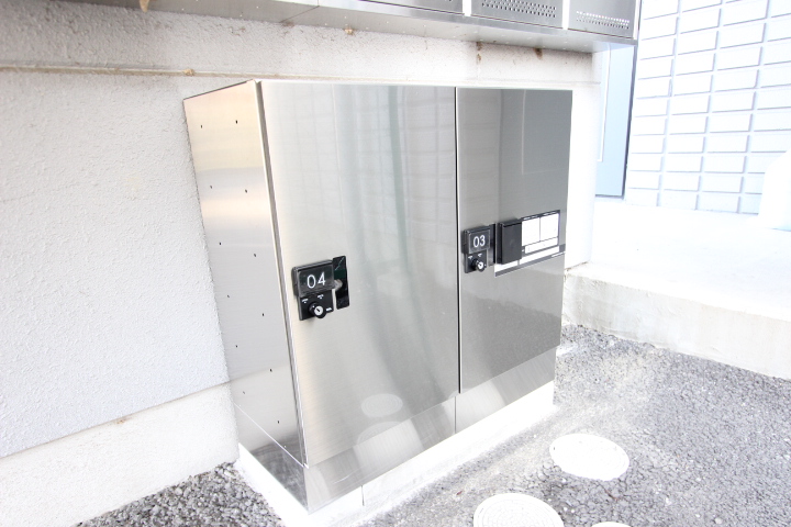 エントランス　宅配ボックスも新設され、不在時も安心ですね。