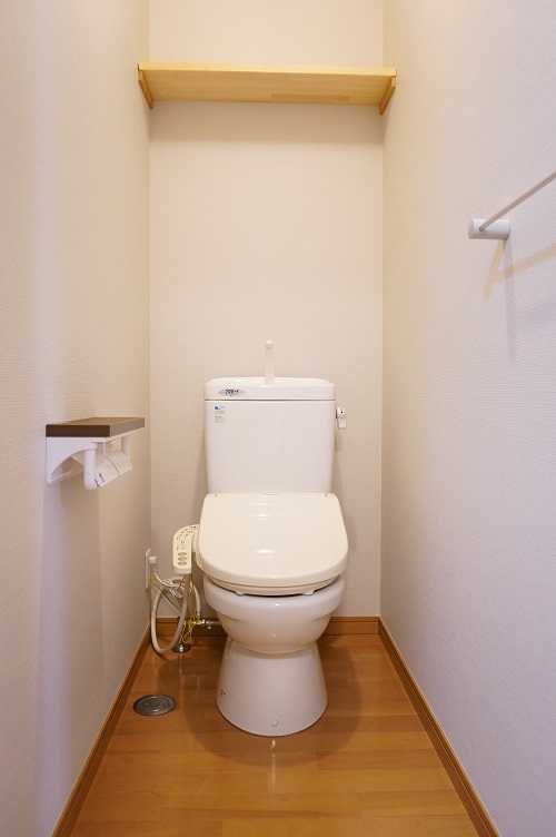 トイレ　ウォシュレット付きトイレです。上には収納棚付き。