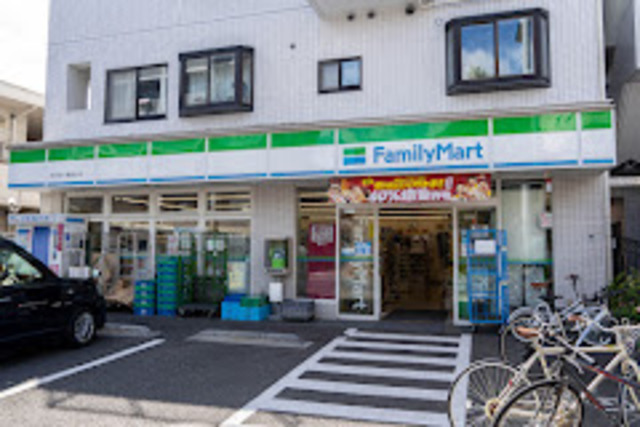 コンビニ　ファミリーマート吉祥寺八幡通り店（コンビニ）まで194m