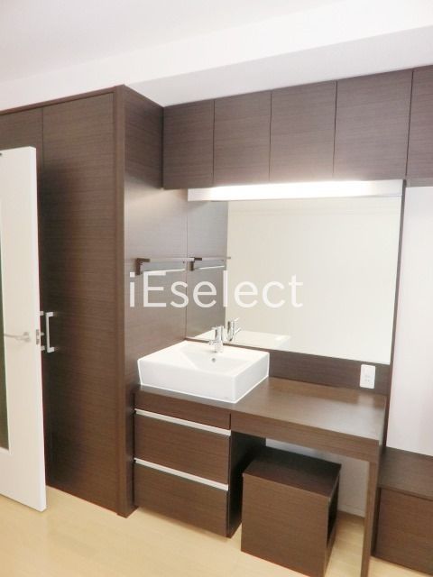 洗面設備　化粧台として使える独立洗面台です。