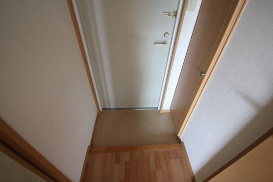 玄関　※別号室の写真です
