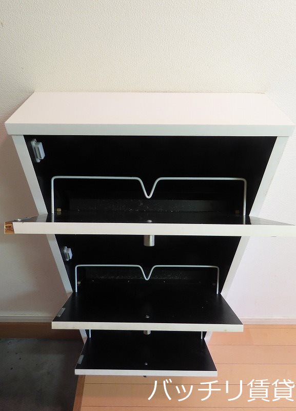 玄関　別号室タイプの為、現状を優先致します。