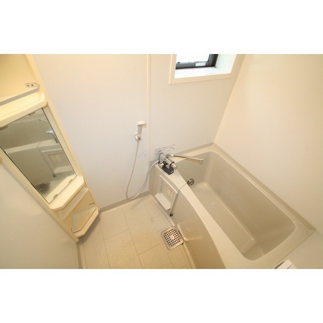 バス・シャワールーム　換気しやすい窓付き浴室