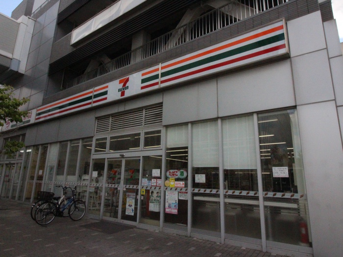 コンビニ　セブン‐イレブン篠崎駅西口店（コンビニ）まで141m