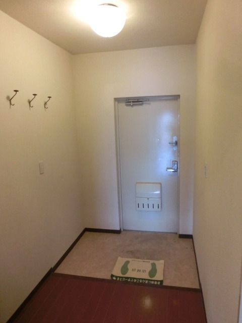玄関　玄関　洋服掛けついてます