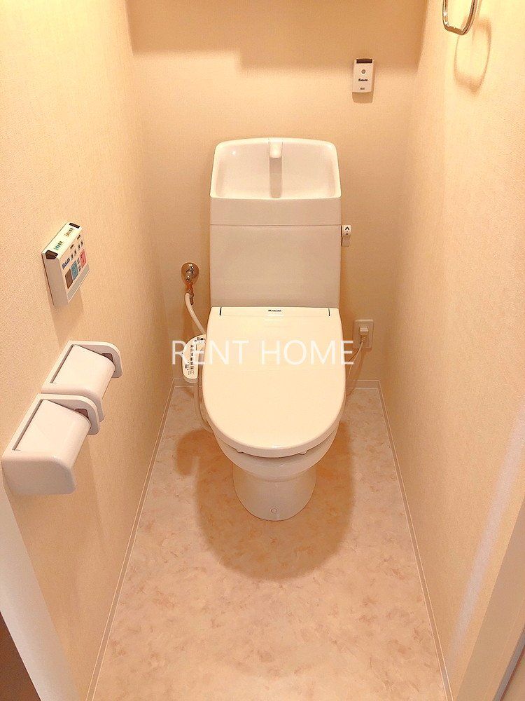 トイレ　温水洗浄便座付きトイレです