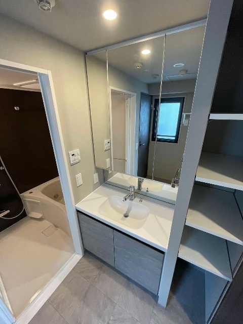 洗面設備　※同物件別号室の参考写真です。